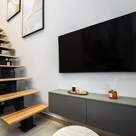 Lejlighed Nest Loft-2 Min From Toptani -fast Wifi Tirana
